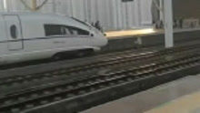 浙江余姚高铁站一女子横穿铁轨被列车撞倒，当地：无生命危险