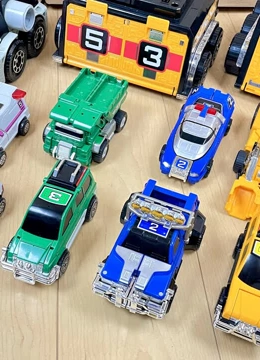 变形汽车、机器人、恐龙玩具开箱}